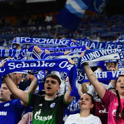Schalke 04 (die Königsblauen)promoveert naar de Bundesliga