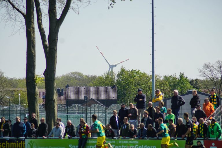 Ultras Alemannia Aachen nemen dorpj Straelen over bij degradatiekraker
