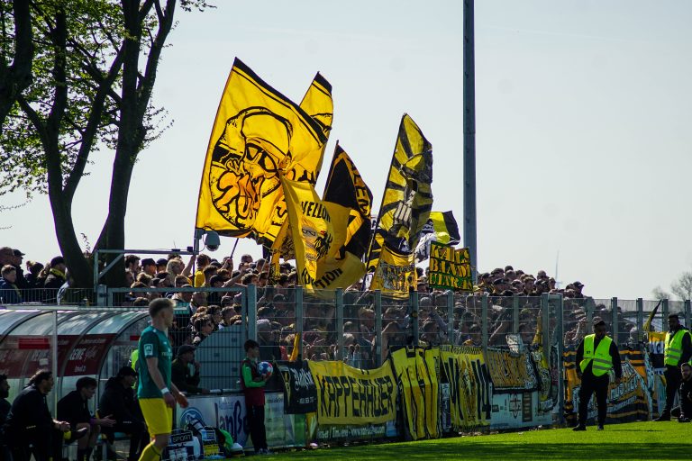 Ultras Alemannia Aachen nemen dorpj Straelen over bij degradatiekraker
