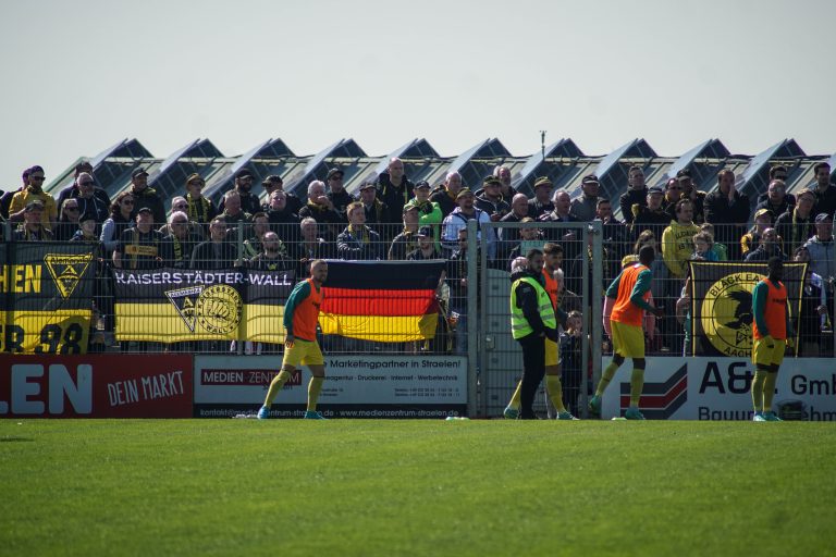 Ultras Alemannia Aachen nemen dorpj Straelen over bij degradatiekraker