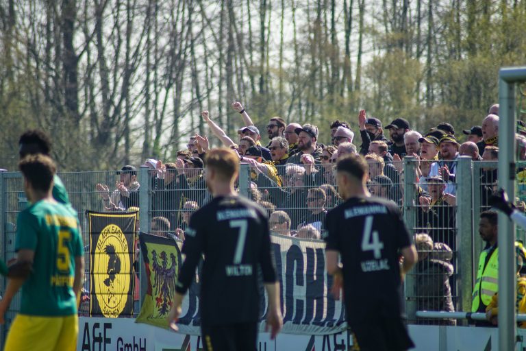 Ultras Alemannia Aachen nemen dorpj Straelen over bij degradatiekraker