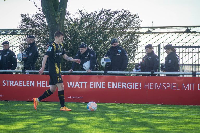 Ultras Alemannia Aachen nemen dorpj Straelen over bij degradatiekraker