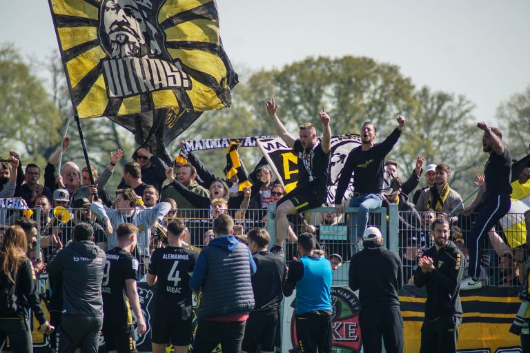 Ultras Alemannia Aachen nemen dorpj Straelen over bij degradatiekraker
