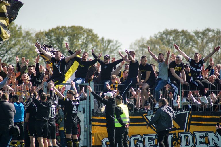 Ultras Alemannia Aachen nemen dorpj Straelen over bij degradatiekraker