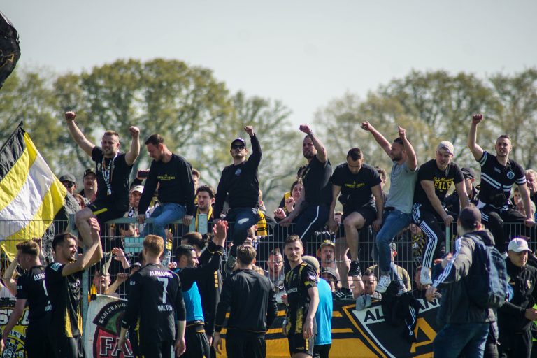 Ultras Alemannia Aachen nemen dorpj Straelen over bij degradatiekraker