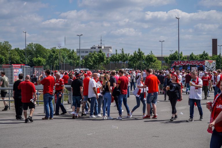 Ultieme ontlading supporters Rot-Weiss Essen na gedroomde promotie!