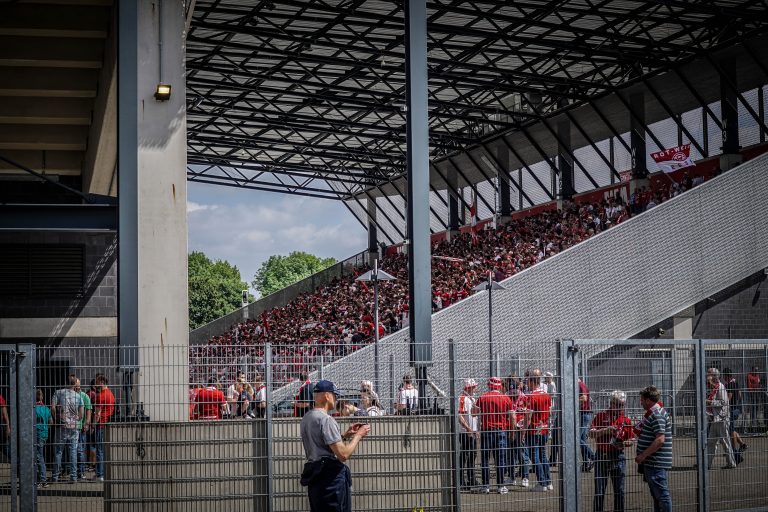 Ultieme ontlading supporters Rot-Weiss Essen na gedroomde promotie!