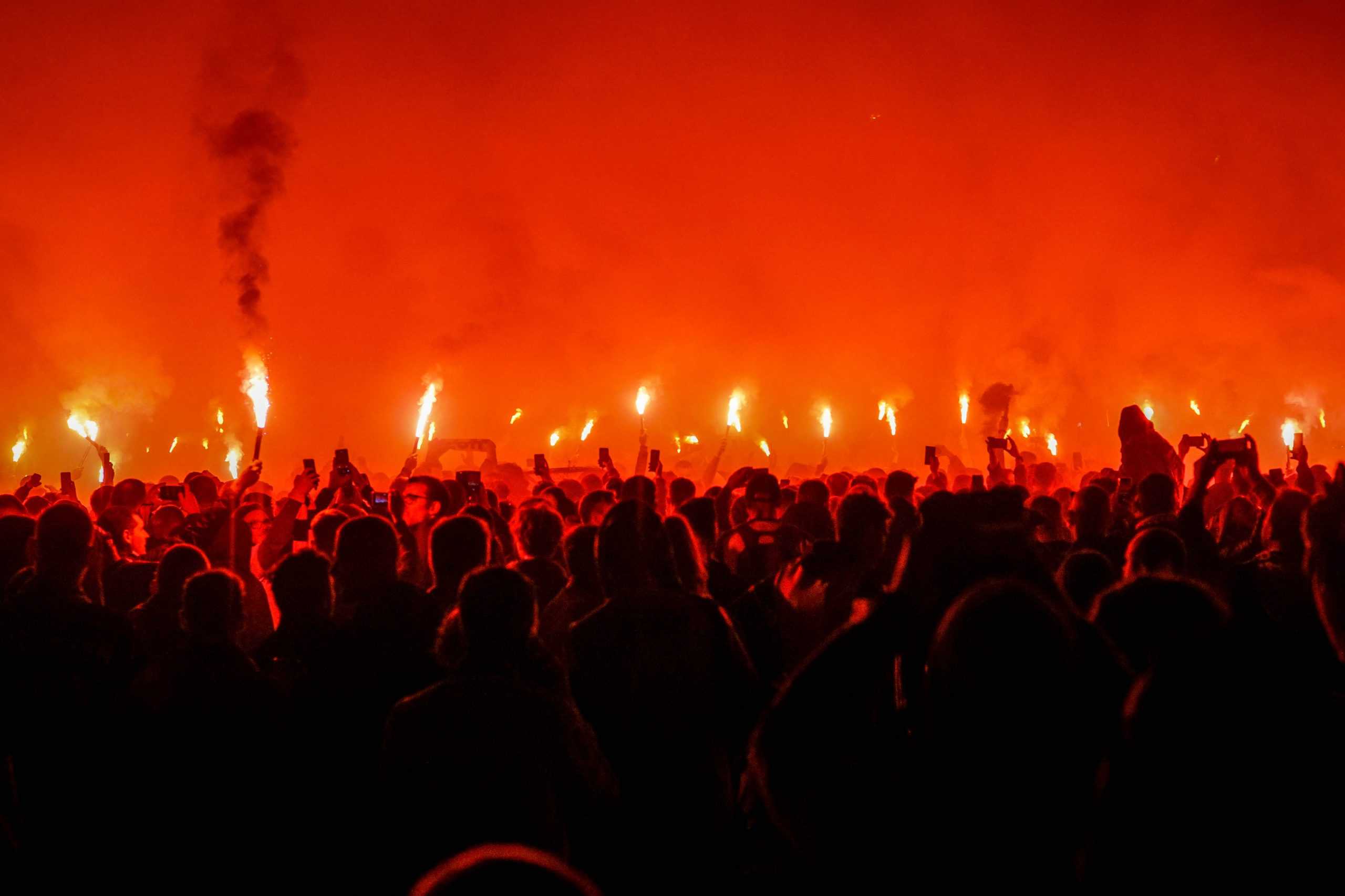 Kampioenschap Lech Poznan zorgt voor compleet gekkenhuis vol vuurwerk
