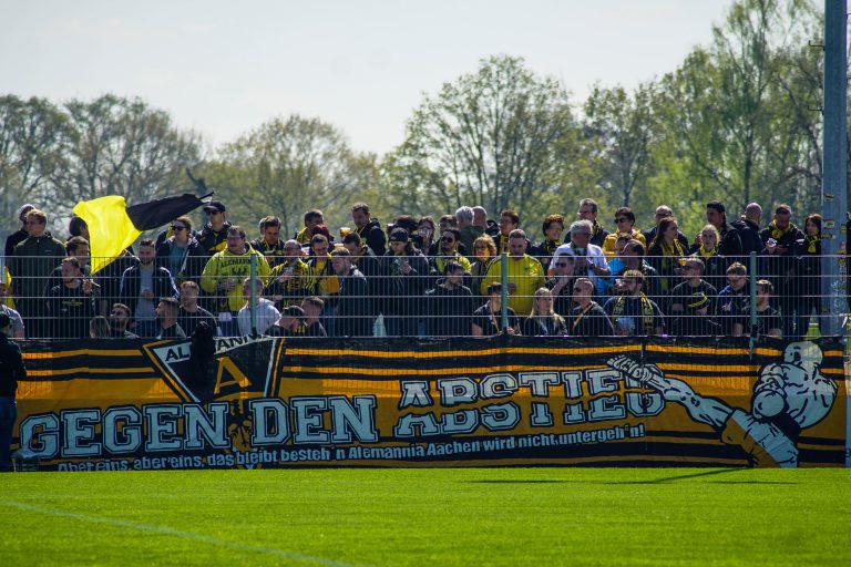 Ultras Alemannia Aachen nemen dorpj Straelen over bij degradatiekraker