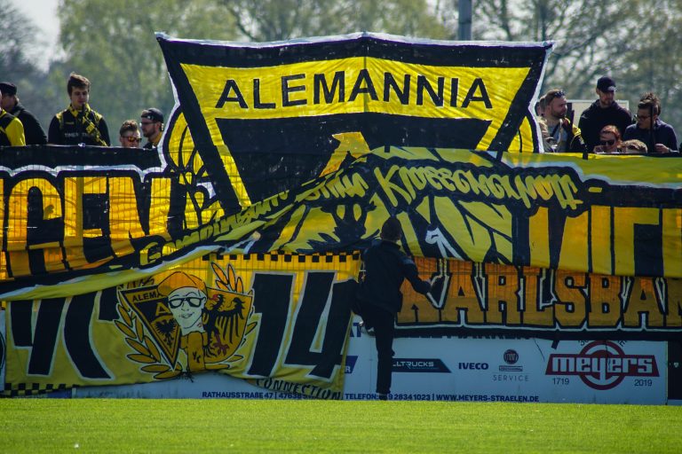 Ultras Alemannia Aachen nemen dorpj Straelen over bij degradatiekraker