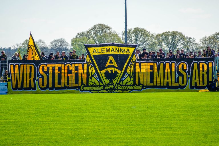 Ultras Alemannia Aachen nemen dorpj Straelen over bij degradatiekraker