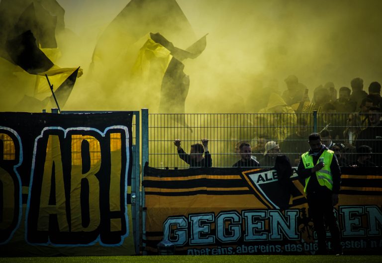 Ultras Alemannia Aachen nemen dorpj Straelen over bij degradatiekraker