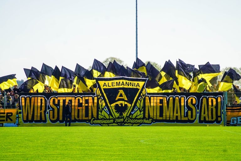 Ultras Alemannia Aachen nemen dorpj Straelen over bij degradatiekraker