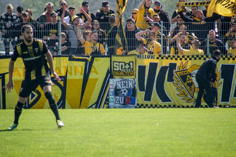 Ultras Alemannia Aachen nemen dorpj Straelen over bij degradatiekraker