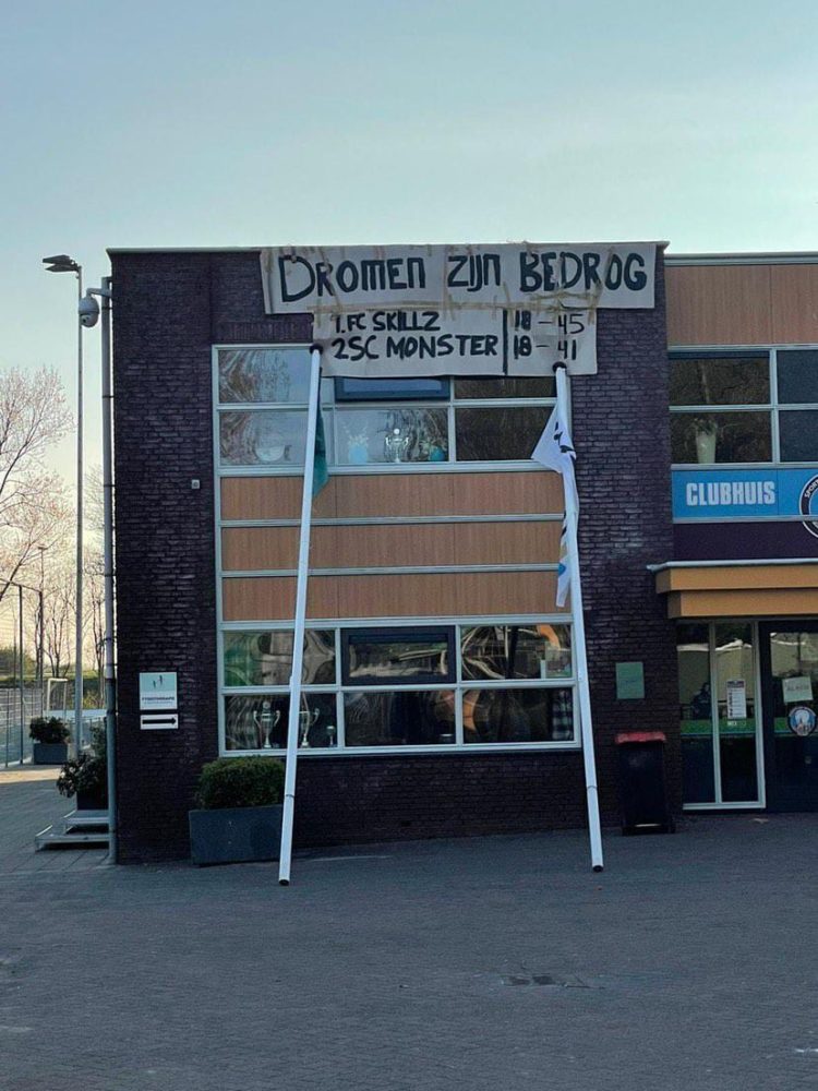 Spandoek opgehangen bij Monster door FC Skillz