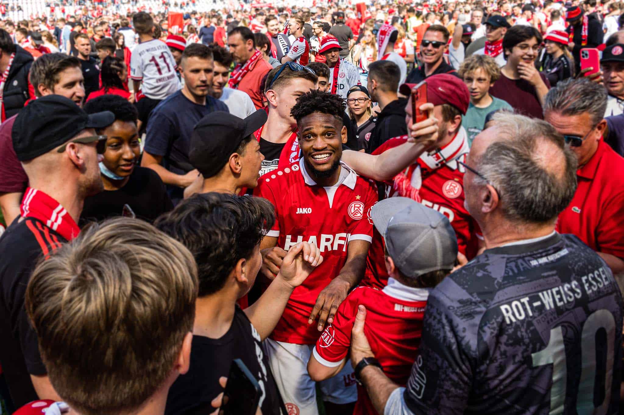 Ultieme ontlading supporters Rot-Weiss Essen na gedroomde promotie!
