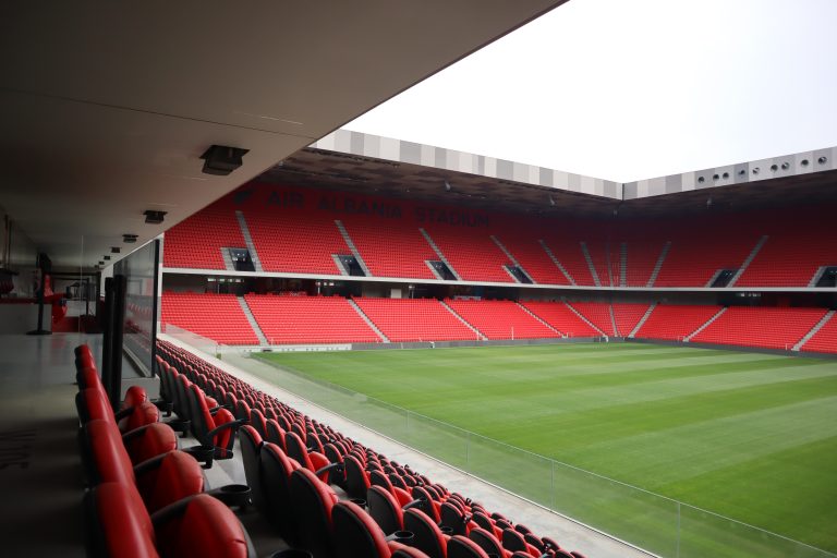 Het stadion van de eerste conference league finale