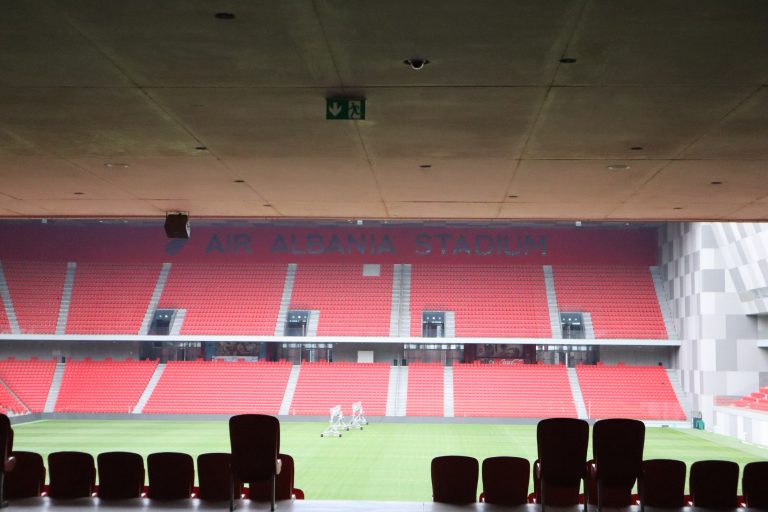 Het stadion van de eerste conference league finale
