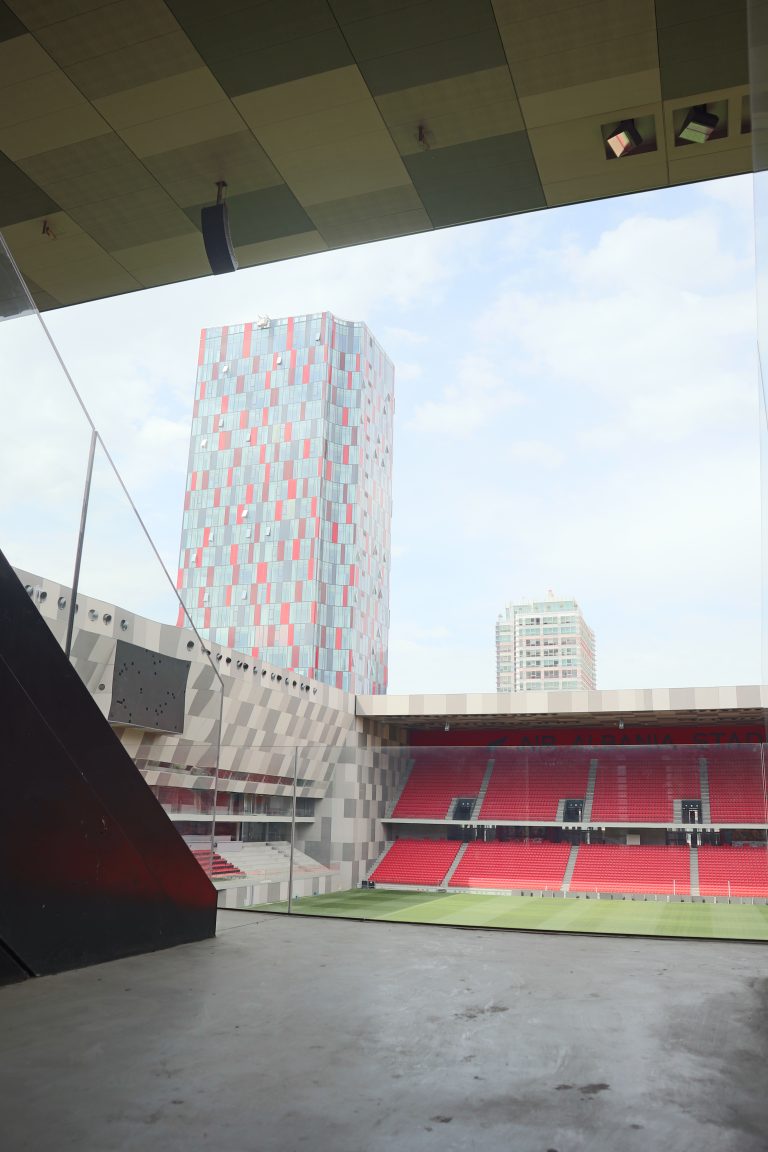 Het stadion van de eerste conference league finale
