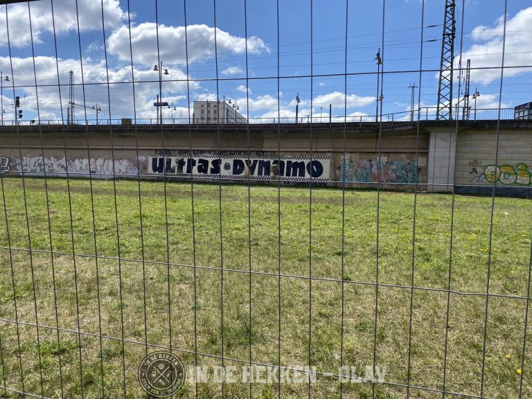 Massaal en luid gezang in Dresden