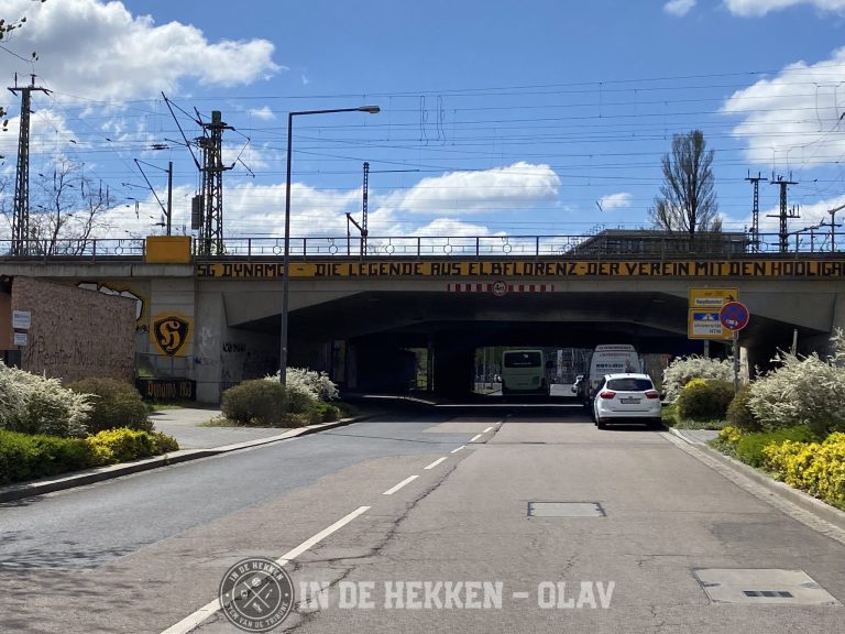 Massaal en luid gezang in Dresden