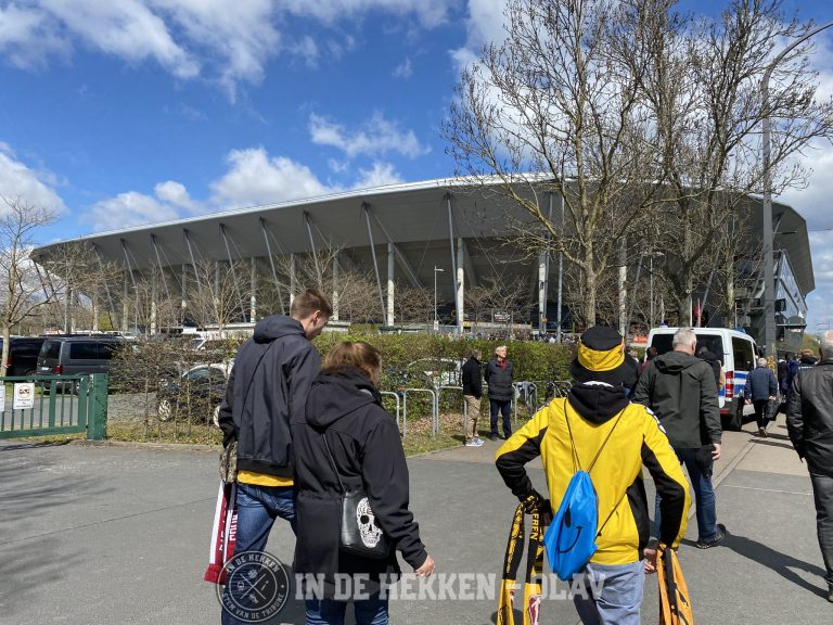 Massaal en luid gezang in Dresden