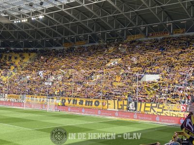 Massaal en luid gezang in Dresden