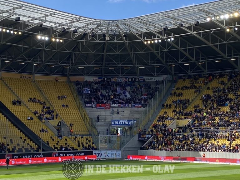 Massaal en luid gezang in Dresden