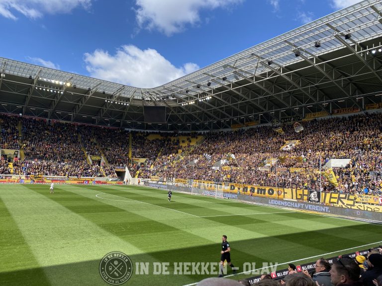 Massaal en luid gezang in Dresden