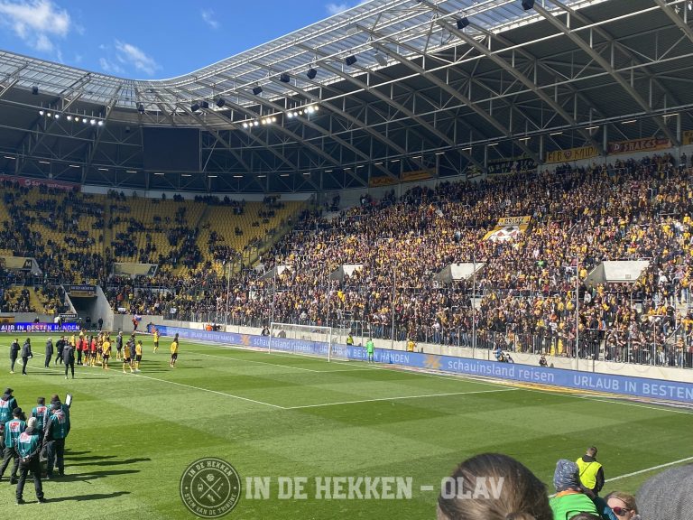 Massaal en luid gezang in Dresden