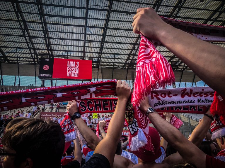 Ultieme ontlading supporters Rot-Weiss Essen na gedroomde promotie!