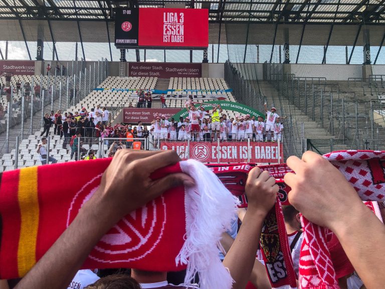 Ultieme ontlading supporters Rot-Weiss Essen na gedroomde promotie!