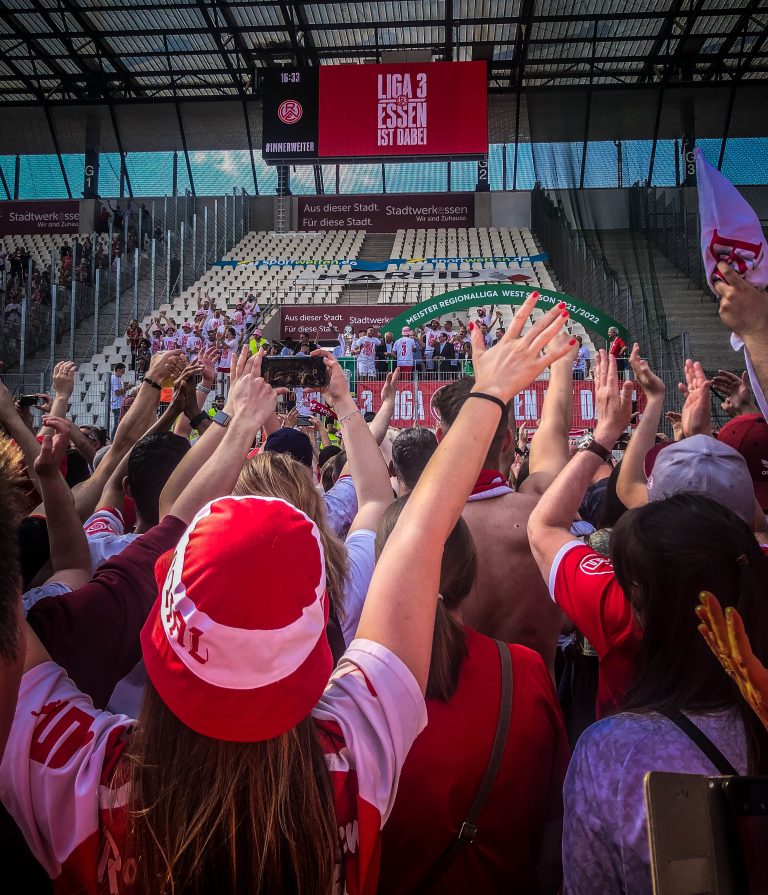 Ultieme ontlading supporters Rot-Weiss Essen na gedroomde promotie!