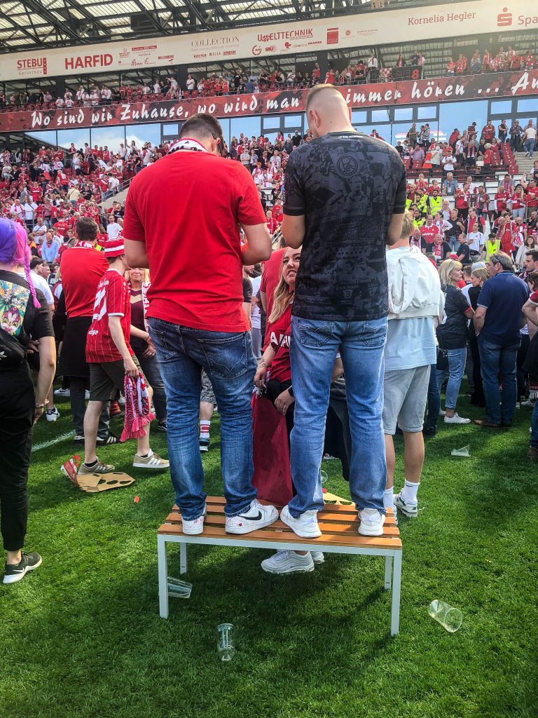 Ultieme ontlading supporters Rot-Weiss Essen na gedroomde promotie!