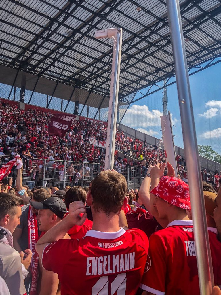 Ultieme ontlading supporters Rot-Weiss Essen na gedroomde promotie!
