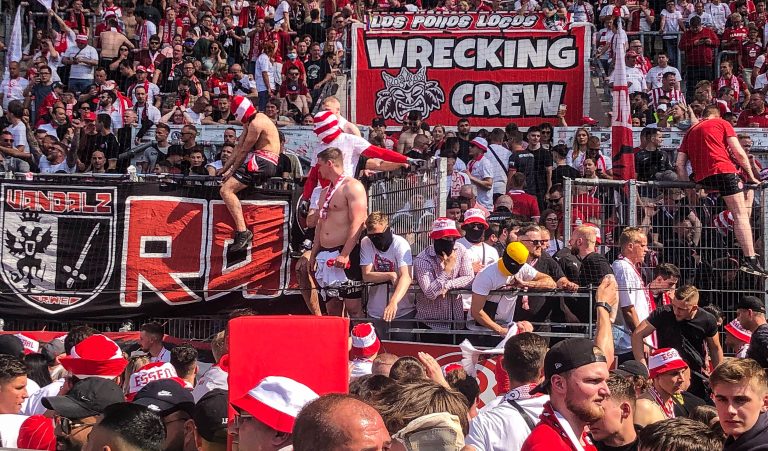 Ultieme ontlading supporters Rot-Weiss Essen na gedroomde promotie!