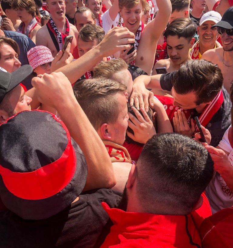 Ultieme ontlading supporters Rot-Weiss Essen na gedroomde promotie!