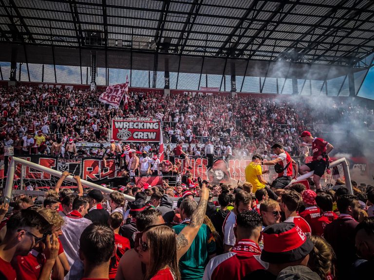 Ultieme ontlading supporters Rot-Weiss Essen na gedroomde promotie!