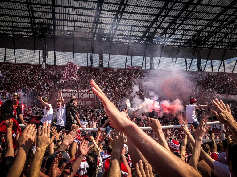 Ultieme ontlading supporters Rot-Weiss Essen na gedroomde promotie!