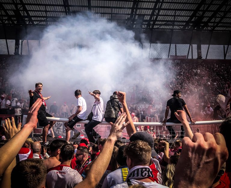 Ultieme ontlading supporters Rot-Weiss Essen na gedroomde promotie!