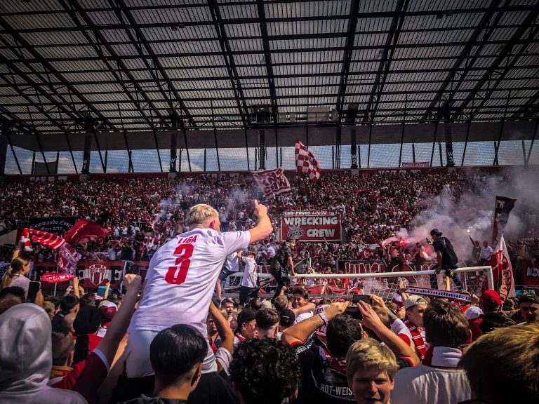 Ultieme ontlading supporters Rot-Weiss Essen na gedroomde promotie!