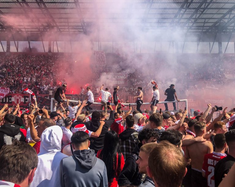 Ultieme ontlading supporters Rot-Weiss Essen na gedroomde promotie!