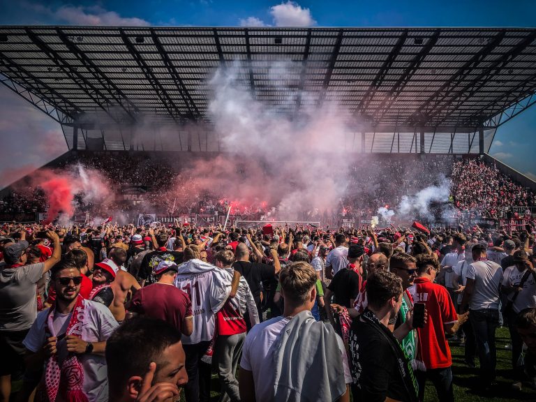 Ultieme ontlading supporters Rot-Weiss Essen na gedroomde promotie!