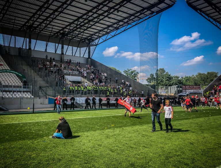Ultieme ontlading supporters Rot-Weiss Essen na gedroomde promotie!