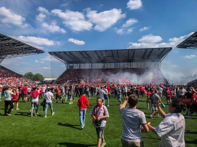 Ultieme ontlading supporters Rot-Weiss Essen na gedroomde promotie!