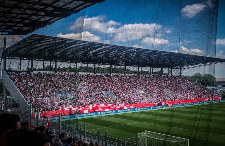Ultieme ontlading supporters Rot-Weiss Essen na gedroomde promotie!