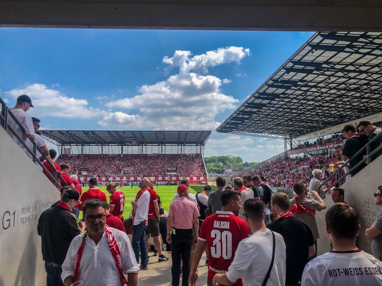 Ultieme ontlading supporters Rot-Weiss Essen na gedroomde promotie!