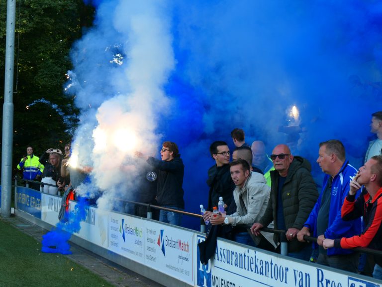 Supporters van Gemert stelen spandoek van GVVV op tumultueuze avond