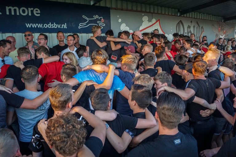 Bivaks, pyro en pogo; Kozakken Boys strijdt voor lijfsbehoud!