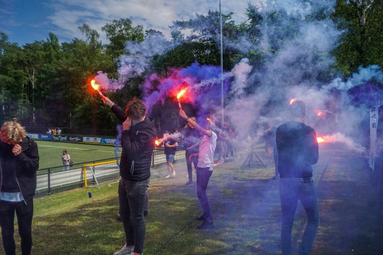 Groot feest in fietsdorp Dieren na kampioenschap lokale VV